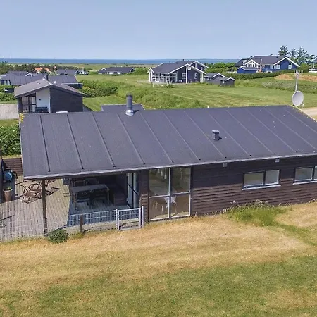 Three-bedroom In Holiday home
